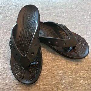 Croc black flip flops 
sz M 8  W 10